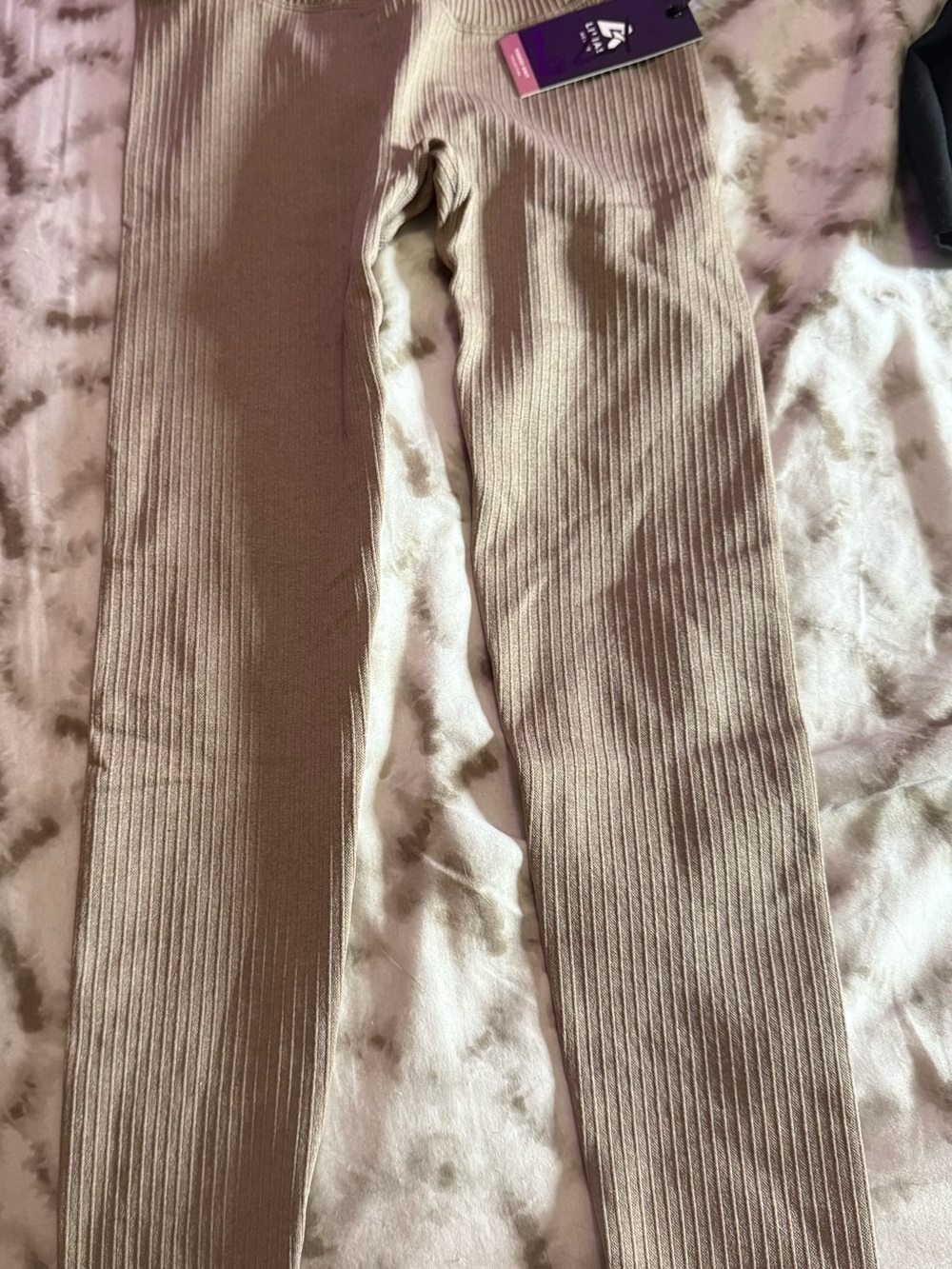 Lilia’s Active Ribbed Leggings in Taupe
